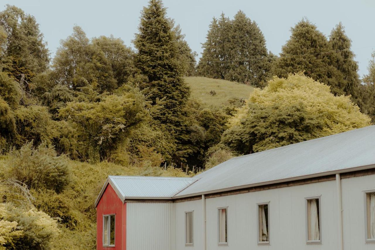 Waitomo Village Chalets Home Of Kiwipaka Пещеры Вайтомо Экстерьер фото