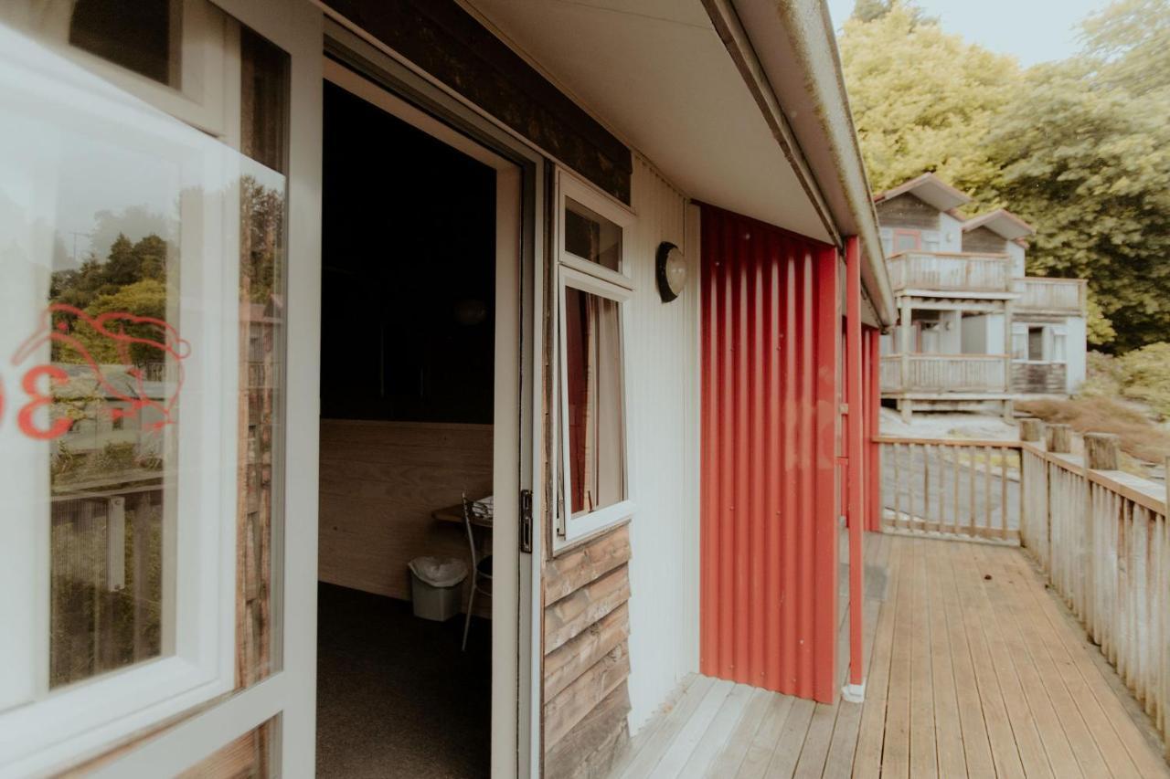 Waitomo Village Chalets Home Of Kiwipaka Пещеры Вайтомо Экстерьер фото